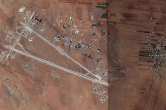 Das al-Shayrat Flugfeld in Syrien (l) und die Stadt Sha'irat (Shayrat), rechts neben dem Flugfeld.