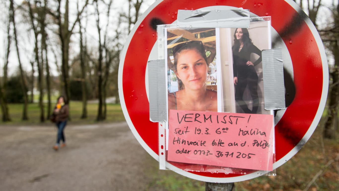 Ein Suchplakat mit Fotos der vermissten Studentin ist in Regensburg an einem Schild angebracht.