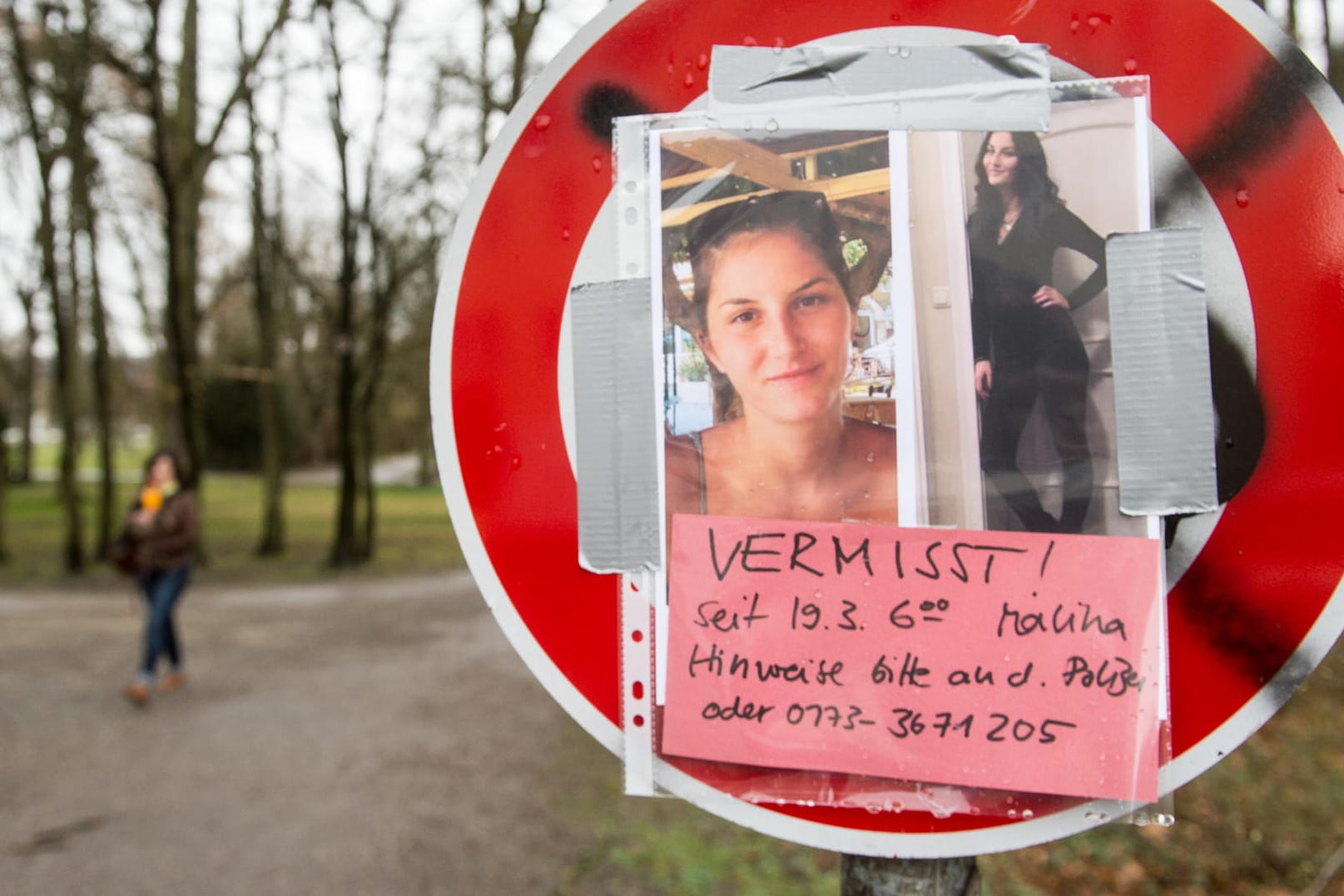 Ein Suchplakat mit Fotos der vermissten Studentin ist in Regensburg an einem Schild angebracht.