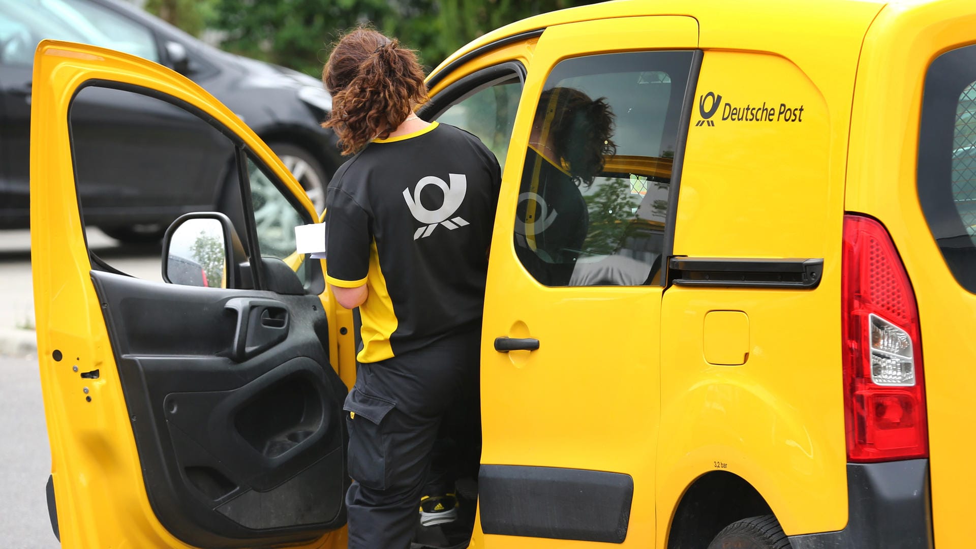 Postbotin von Auto überrollt