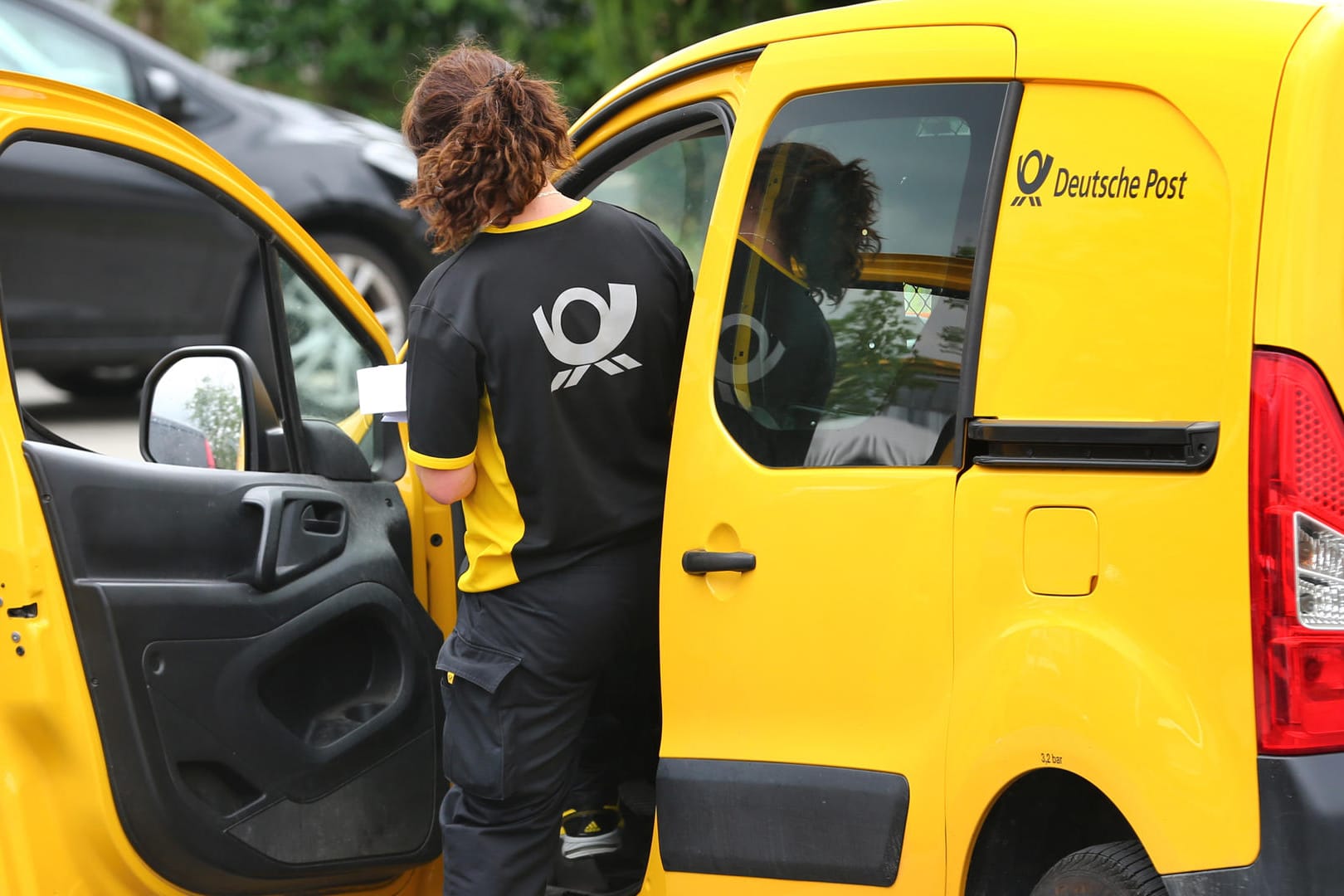 Postbotin von Auto überrollt