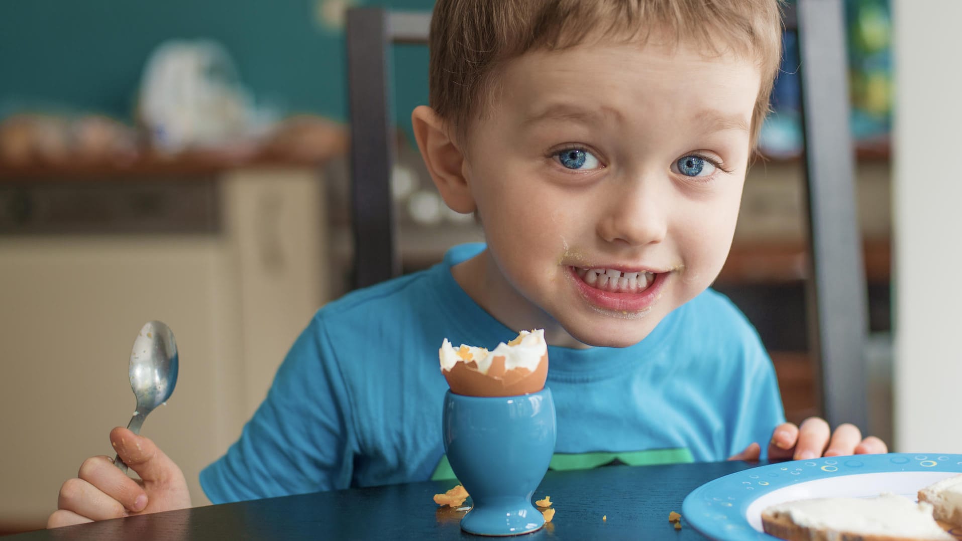 Junge isst Ei zum Frühstück: Wie viele Eier darf ein Kind essen?