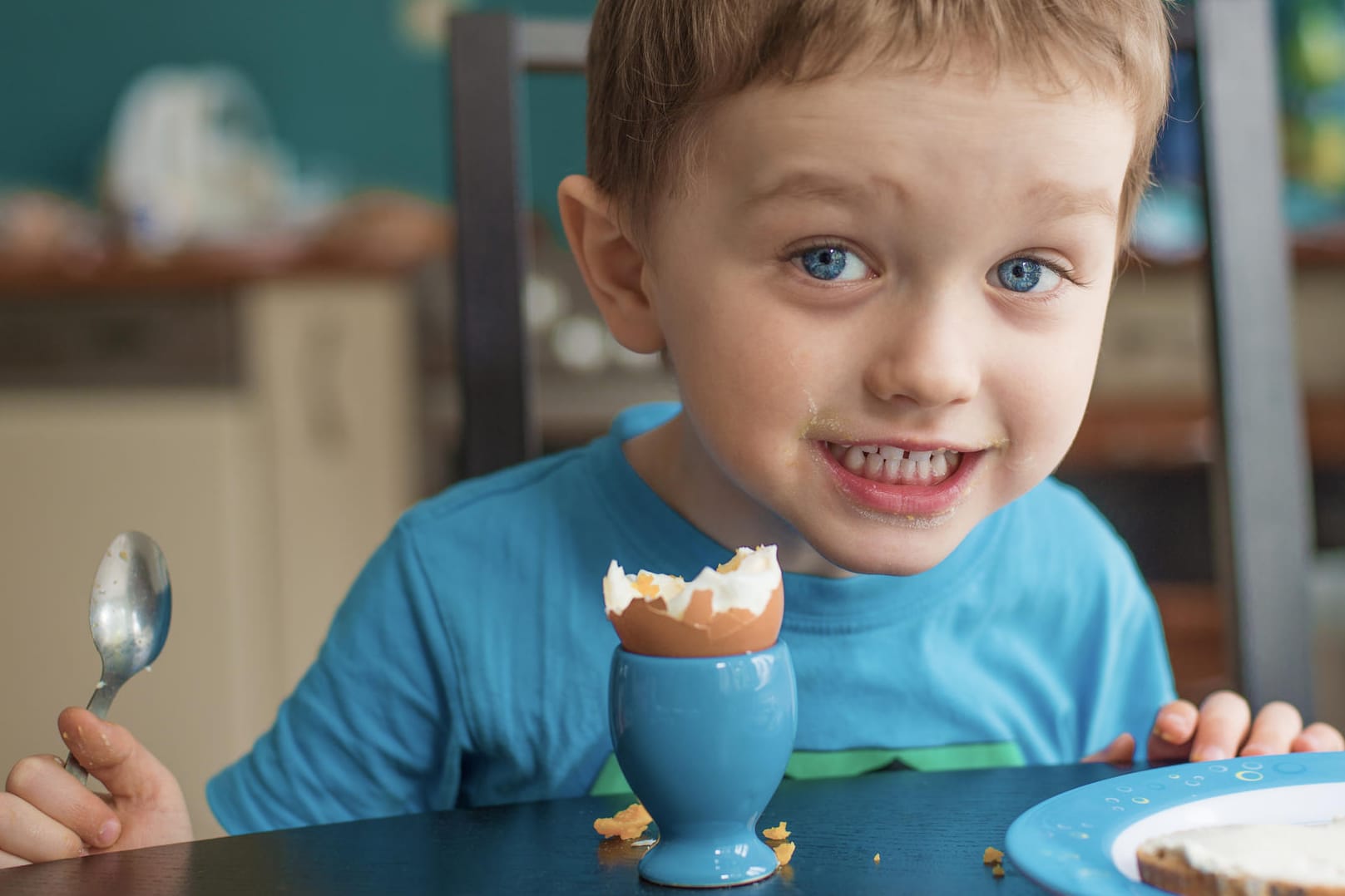 Junge isst Ei zum Frühstück: Wie viele Eier darf ein Kind essen?