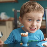 Junge isst Ei zum Frühstück: Wie viele Eier darf ein Kind essen?