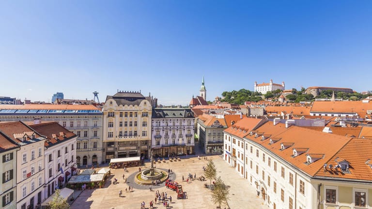 Hauptplatz mit Maximiliansbrunnen in der Altstadt von Bratislava in der Slowakei