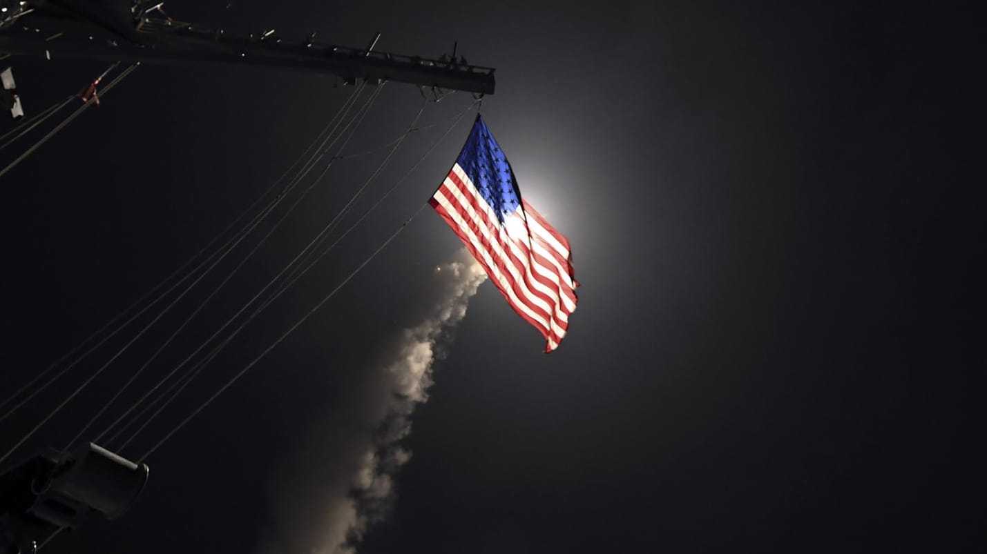 USA greifen syrischen Luftwaffenstützpunkt an USA greifen syrischen Luftwaffenstützpunkt an