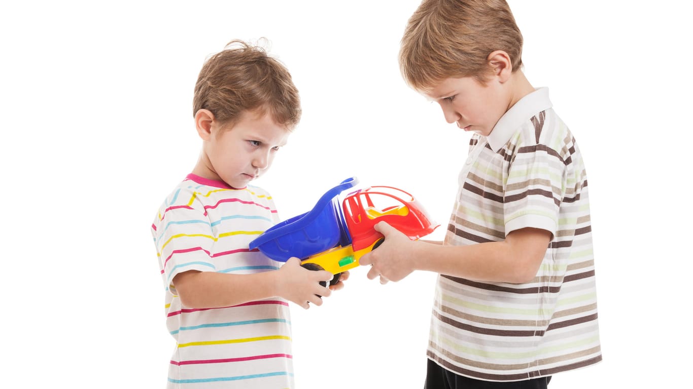 Kinder streiten sich um ein Spielzeugauto