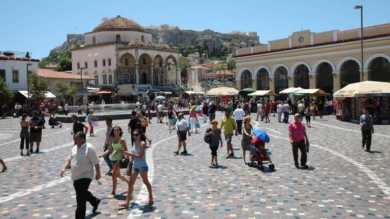 Im Sommer zieht es viele Besucher in das Touristenviertel in Athen