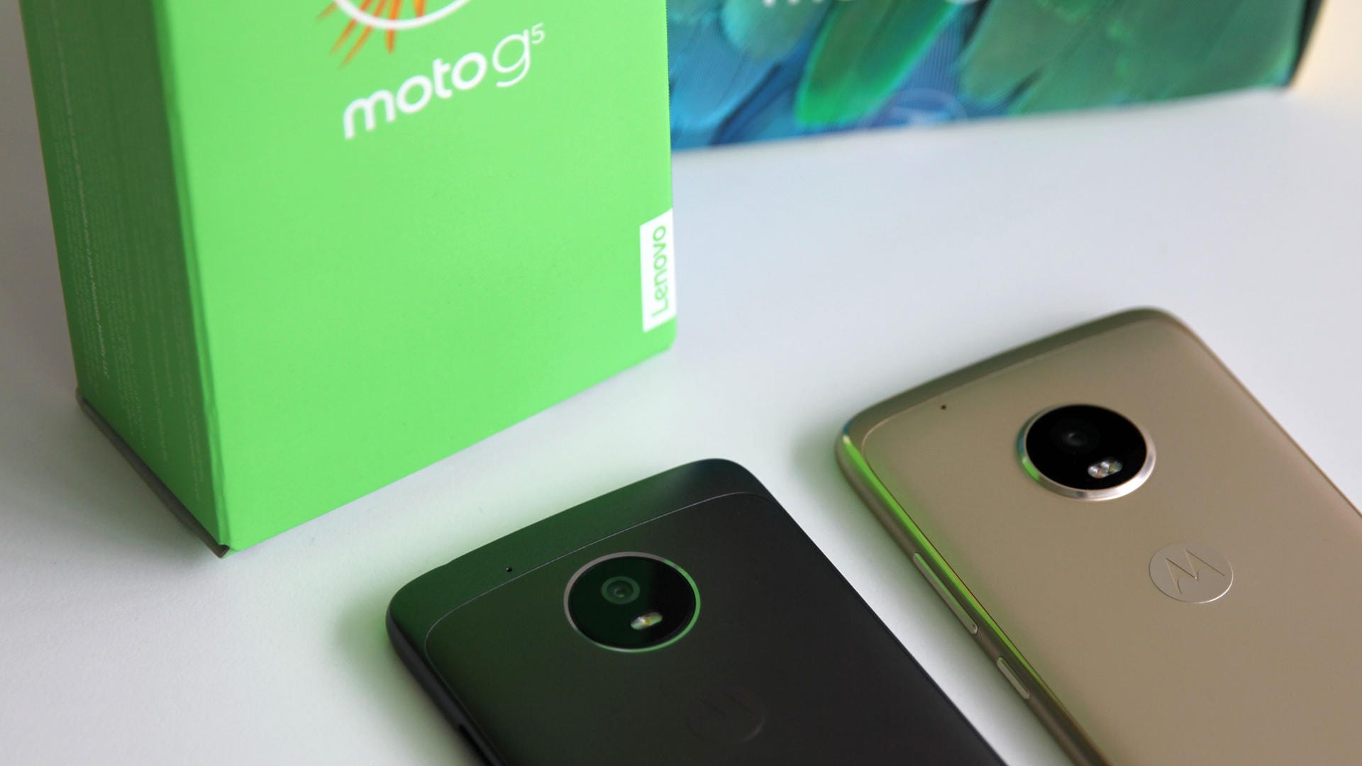 Moto G5 und G5 Plus nebeneinander auf dem Tisch