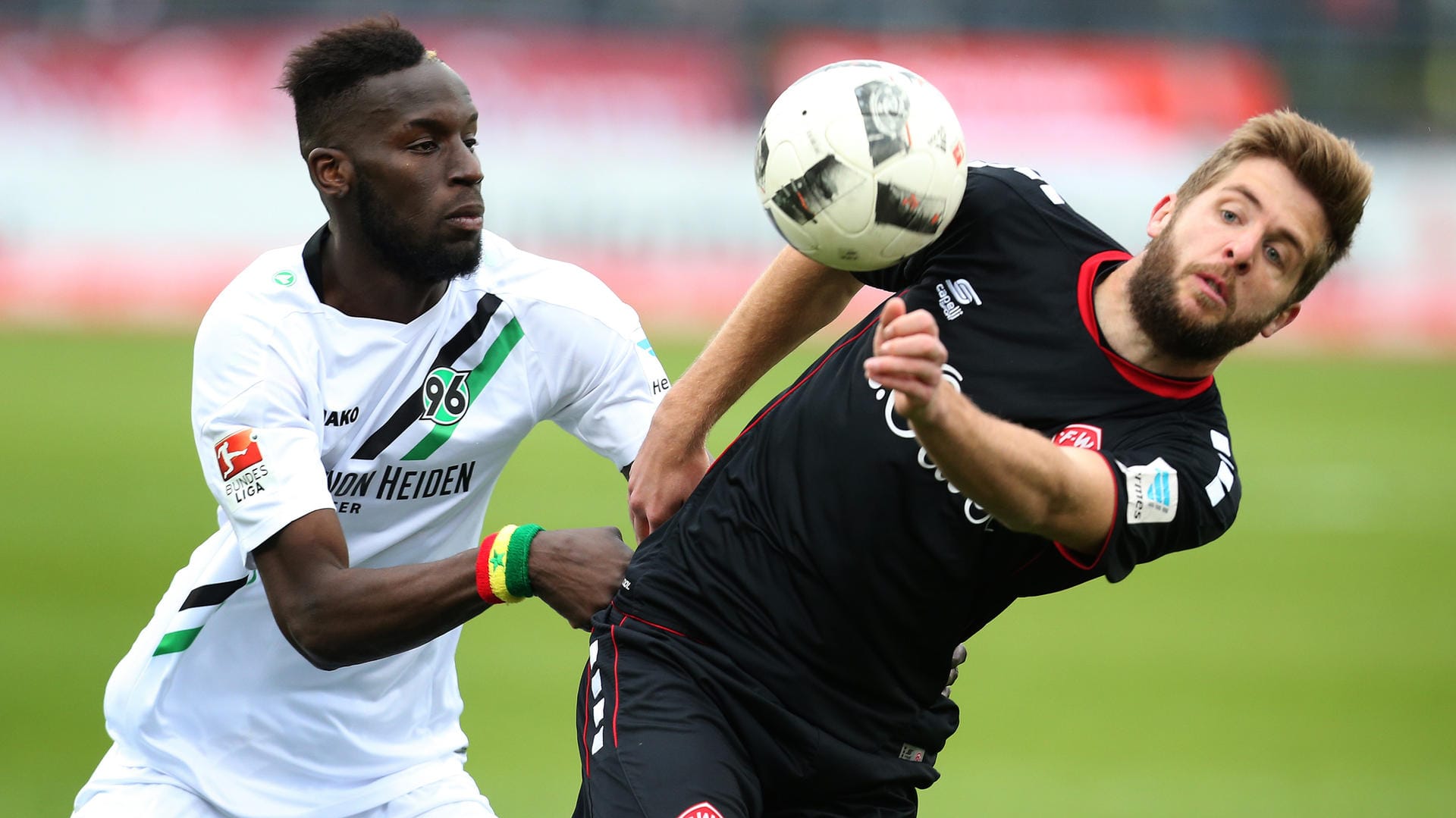Würzburgs Marco Königs (r) und Salif Sane von Hannover 96 kämpfen um den Ball. Würzburgs Marco Königs (r) und Salif Sane von Hannover 96 kämpfen um den Ball.