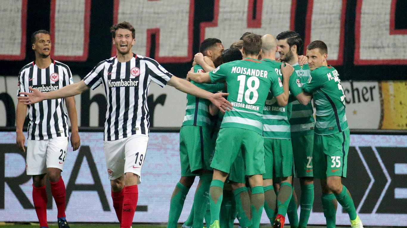 Werder feiert den Treffer von Junuzovic, die Eintracht ist geschockt.