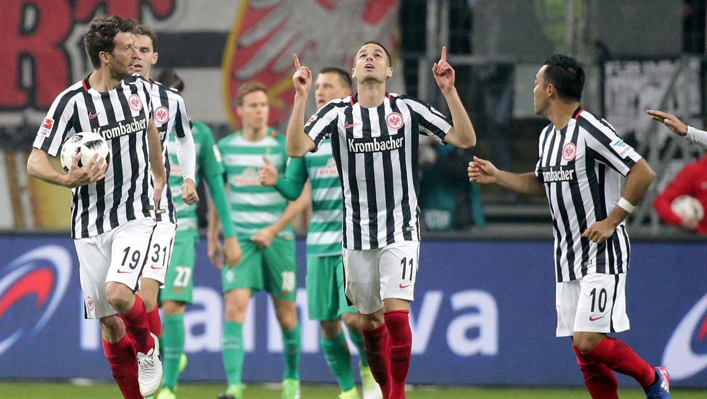 Mijat Gacinovic (m.) erzielt in der 47. Minute den Anschlusstreffer zum 1:2 für die Eintracht.