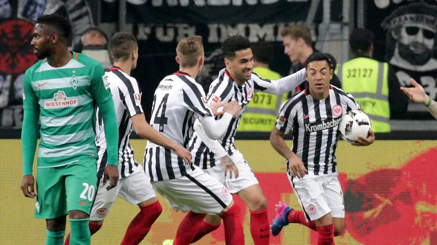 Frankfurt feiert Marco Fabian (r.). Der Mexikaner erzielt den 2:2-Ausgleich per Elfmeter in der 73. Minute. Frankfurt feiert Marco Fabian (r.). Der Mexikaner erzielt den 2:2-Ausgleich per Elfmeter in der 73. Minute.