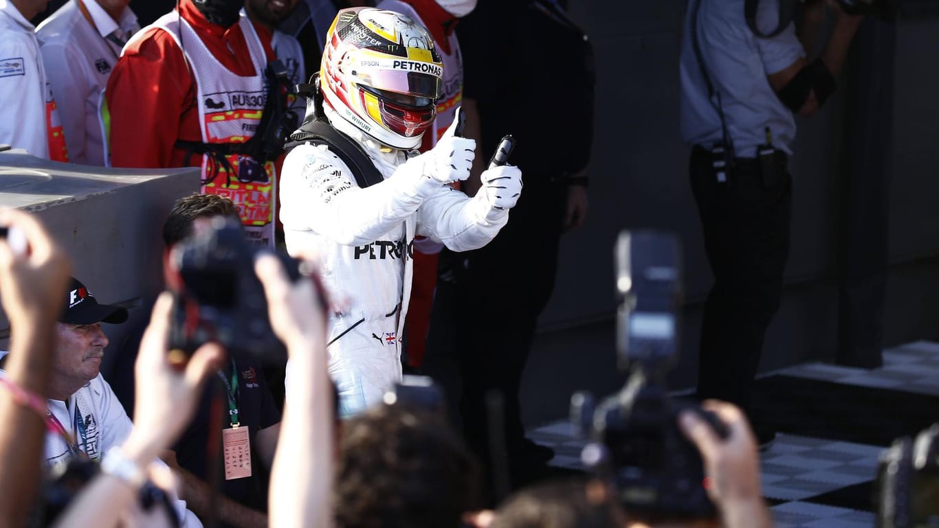 Lewis Hamilton sichert sich in Shanghai die Pole-Position.