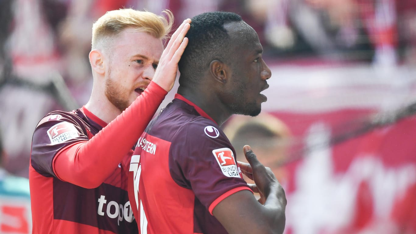 Sebastian Kerk (l.) und Jacques Zoua feiern das 1:0 gegen Fürth.