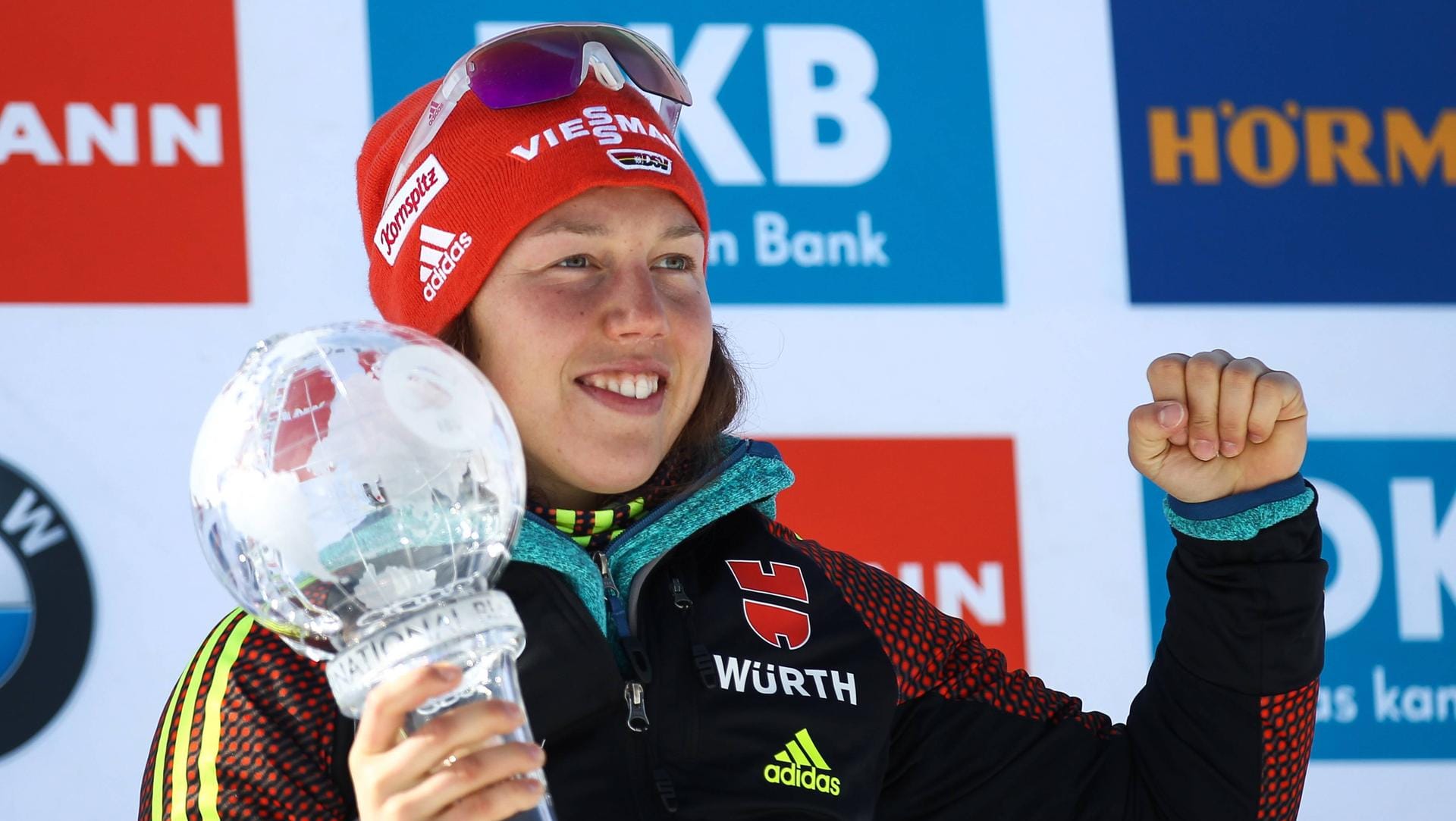 Laura Dahlmeier strahlt mit der Kristallkugel am Holmenkollen.