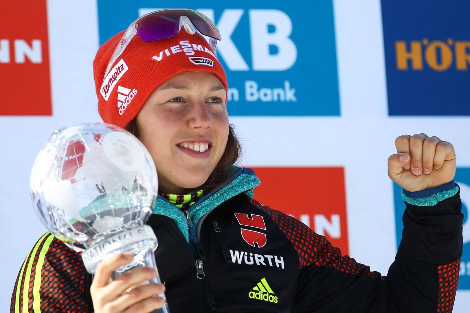 Laura Dahlmeier strahlt mit der Kristallkugel am Holmenkollen.