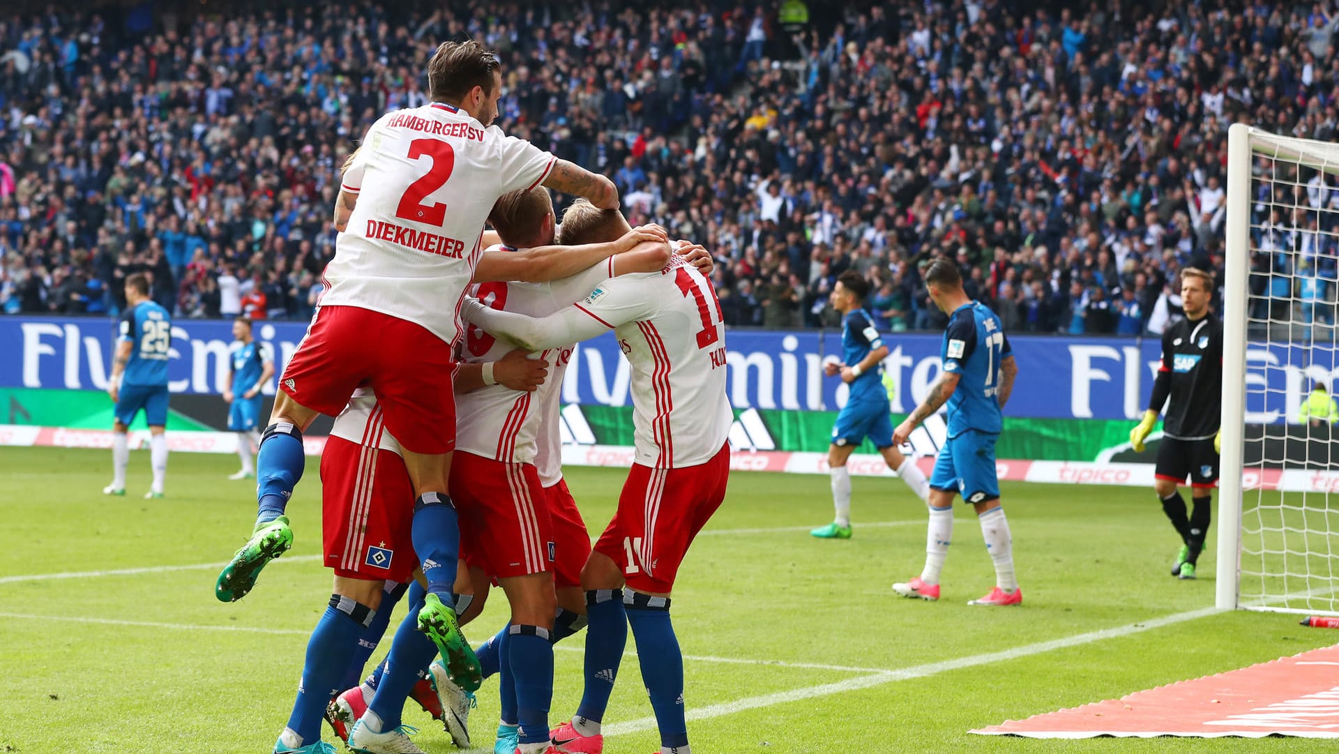 Der HSV feiert "Doppelpacker" Aaron Hunt (r.) nach seinem Treffer zum 2:1.
