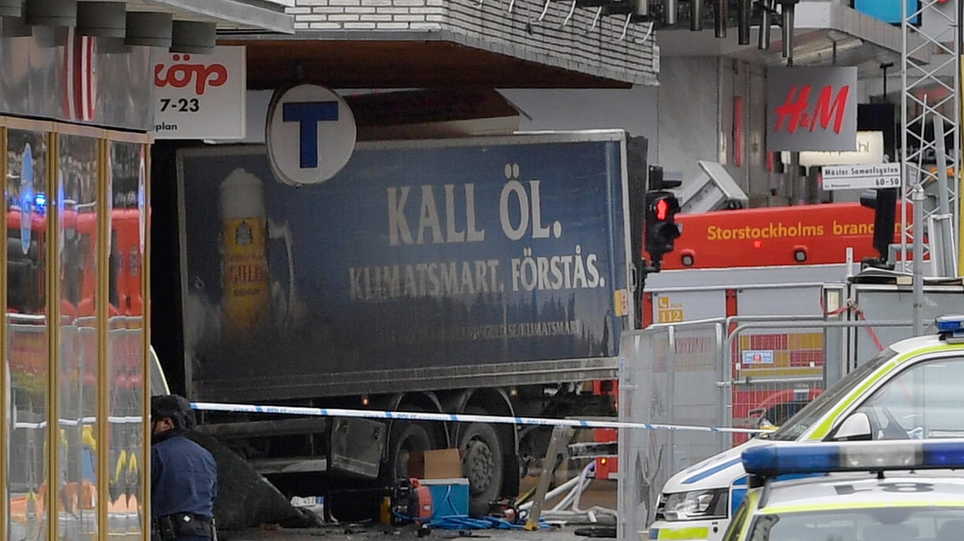 Dieser Lastwagen ist in Stockholm in eine Menschenmenge und dann in ein Kaufhaus gerast.
