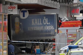 Dieser Lastwagen ist in Stockholm in eine Menschenmenge und dann in ein Kaufhaus gerast.