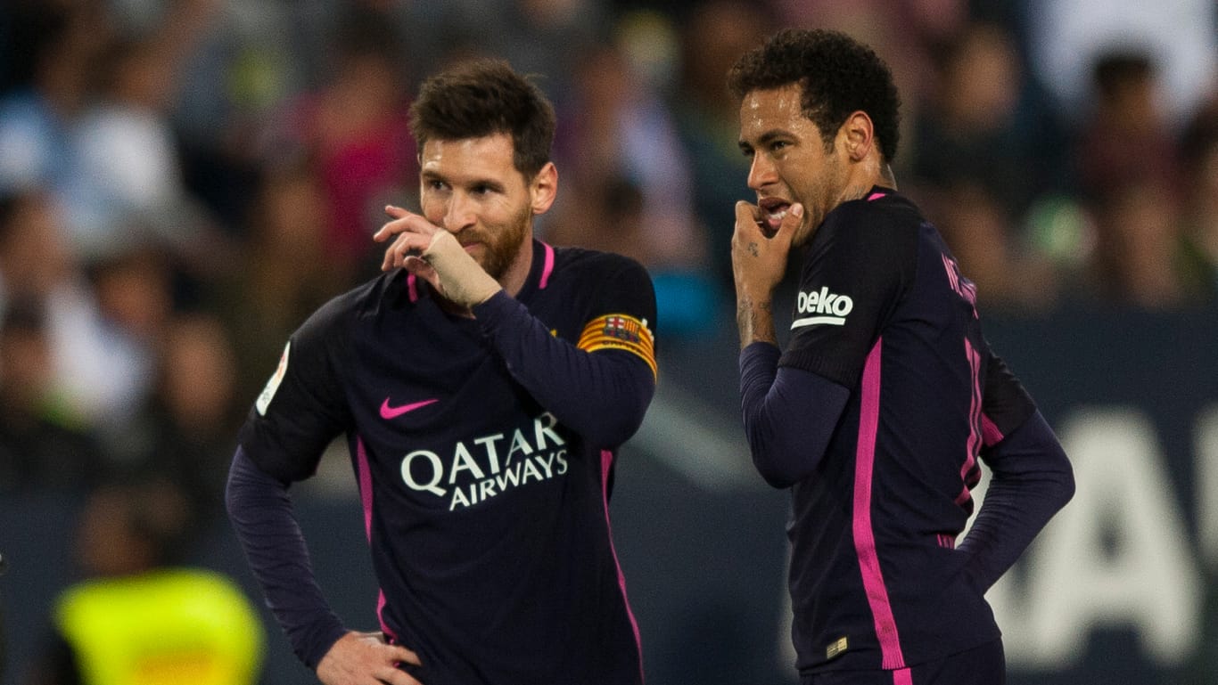 Die Superstars Lionel Messi und Neymar (r.) liegen mit dem FC Barcelona weiter drei Punkte hinter Erzrivale Real Madrid.
