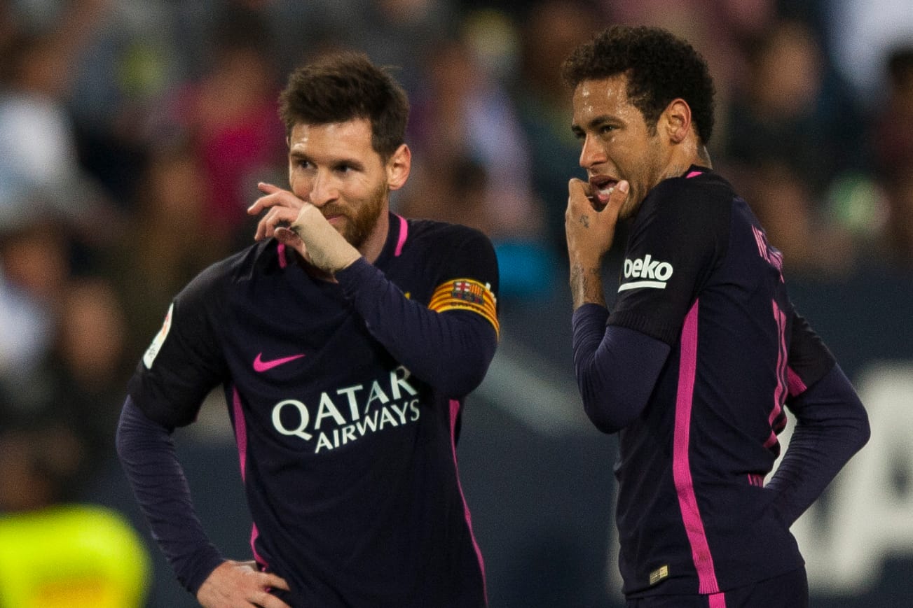 Die Superstars Lionel Messi und Neymar (r.) liegen mit dem FC Barcelona weiter drei Punkte hinter Erzrivale Real Madrid.