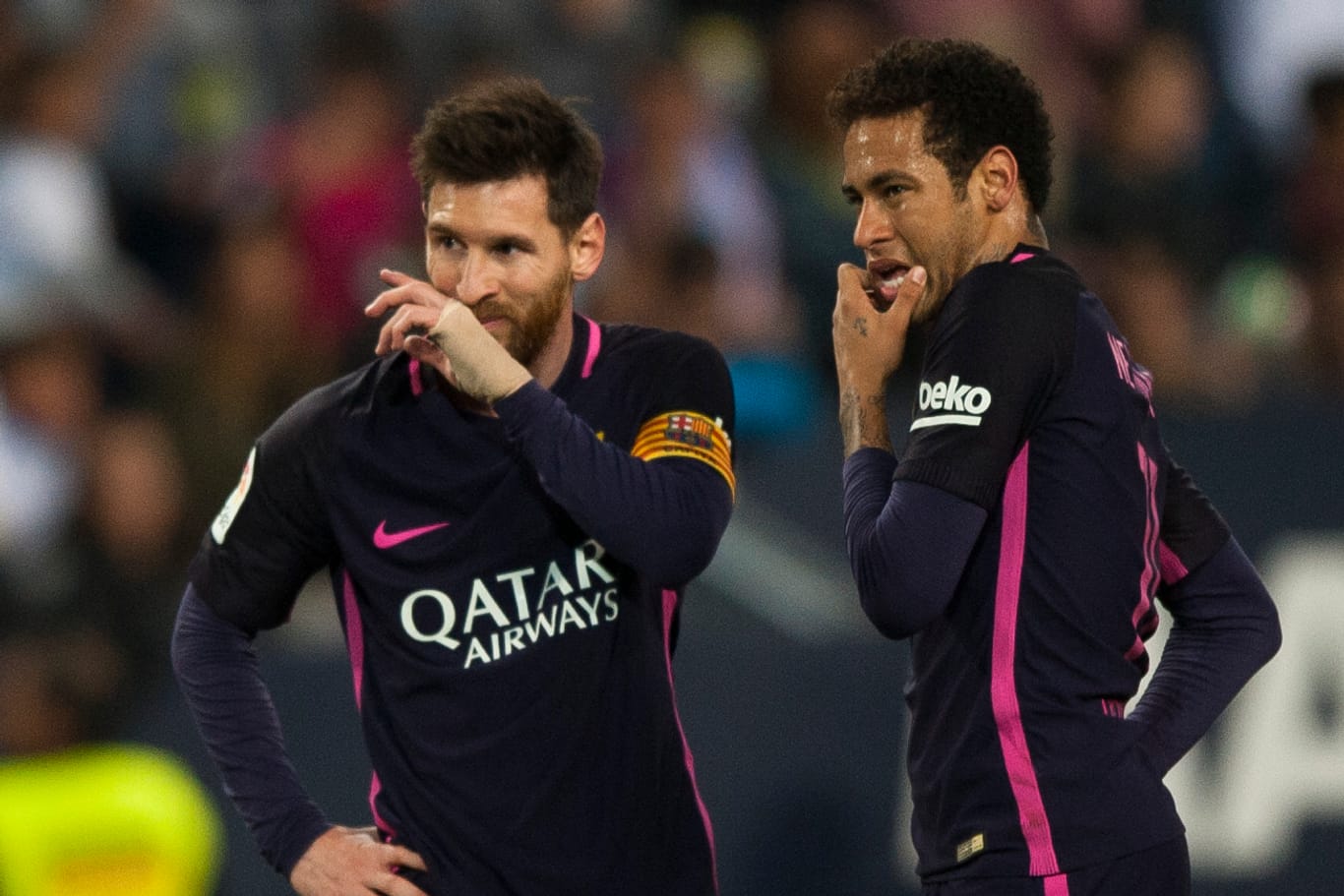 Die Superstars Lionel Messi und Neymar (r.) liegen mit dem FC Barcelona weiter drei Punkte hinter Erzrivale Real Madrid.