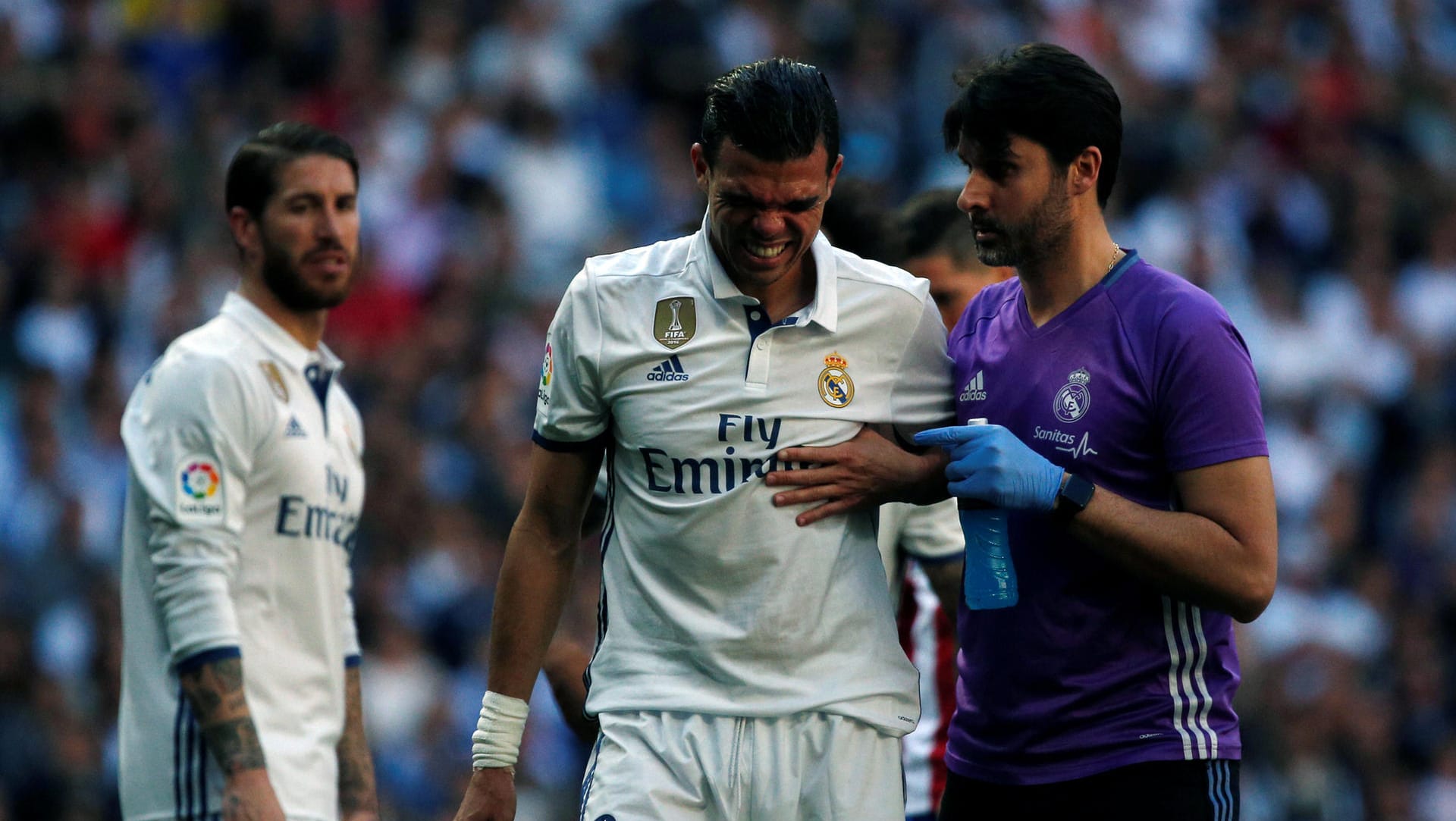 Bitter für Real: Innenvereidiger Pepe erleidet im Derby einen doppelten Rippenbruch und fällt für die CL-Duelle gegen Bayern aus. Bitter für Real: Innenvereidiger Pepe erleidet im Derby einen doppelten Rippenbruch und fällt für die CL-Duelle gegen Bayern aus.