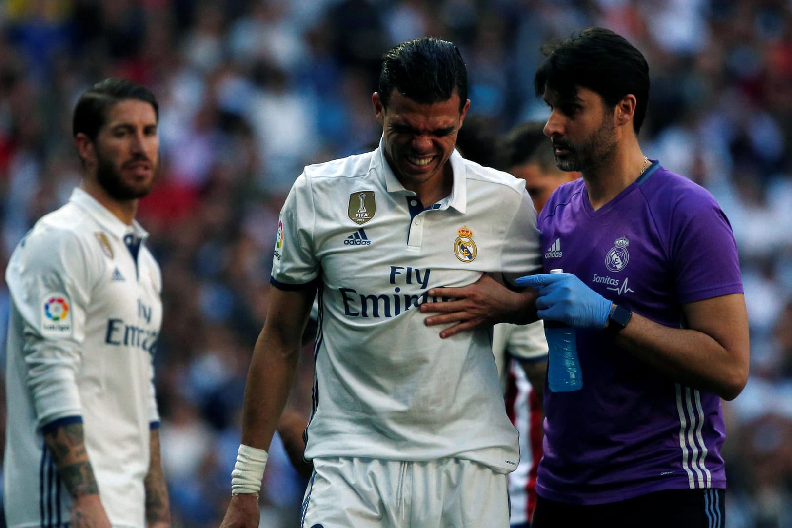 Bitter für Real: Innenvereidiger Pepe erleidet im Derby einen doppelten Rippenbruch und fällt für die CL-Duelle gegen Bayern aus.