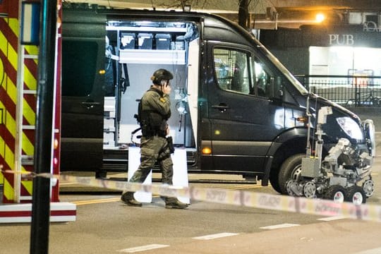 Der Verdächtige war am Samstagabend mit dem "bombenähnlichen Gegenstand", der sich in einer Plastiktüte befunden hatte, gesehen worden.