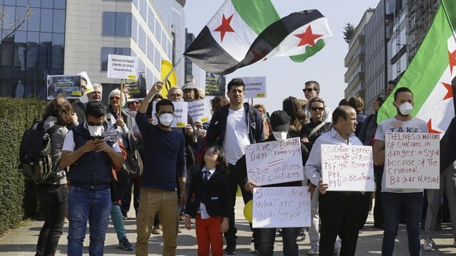 Demonstranten protestieren in Brüssel gegen den Giftgasangriff in Syrien. Demonstranten protestieren in Brüssel gegen den Giftgasangriff in Syrien.