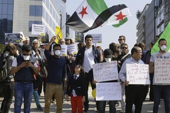 Demonstranten protestieren in Brüssel gegen den Giftgasangriff in Syrien.