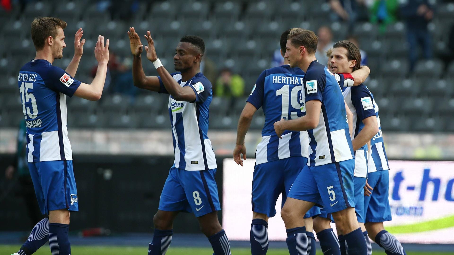 Hertha BSC feiert Valentin Stocker (r.), den Torschützen zum 2:0.