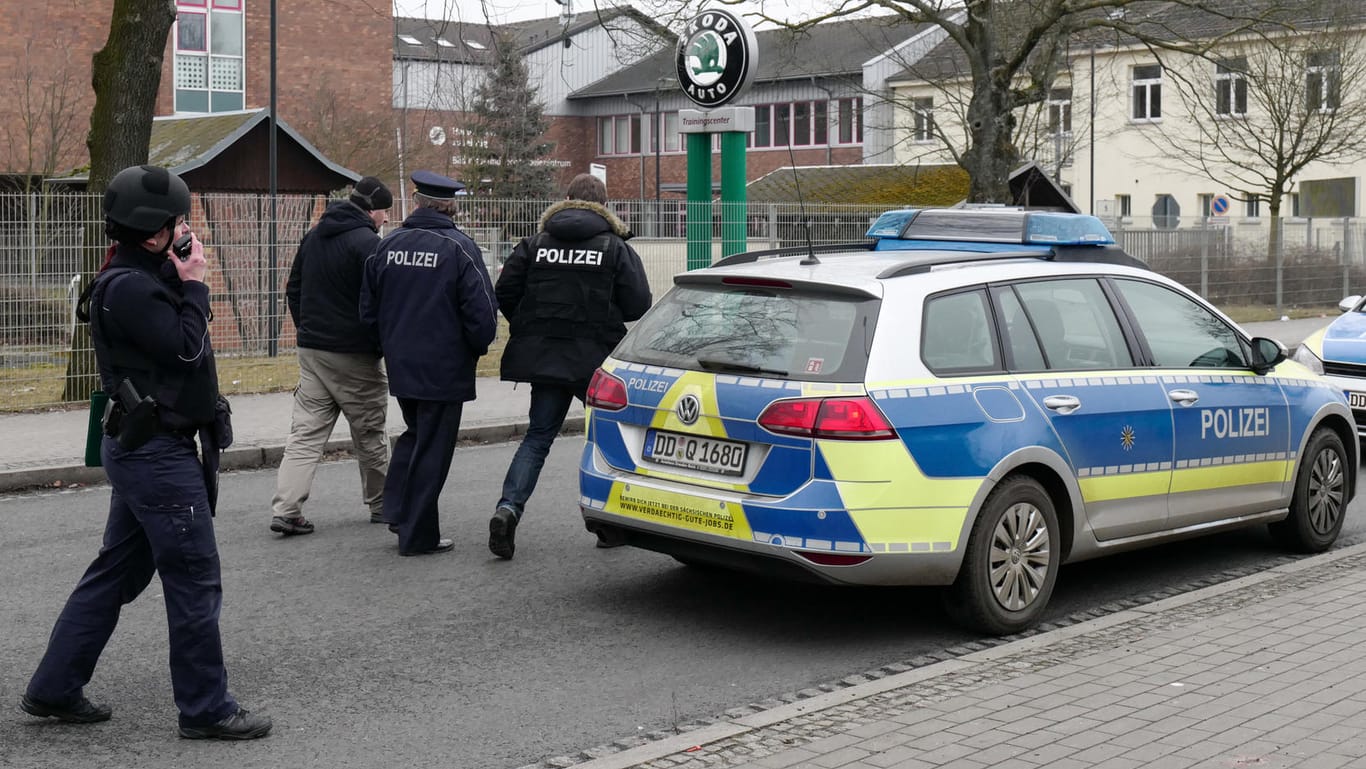 Spezialkräften des Landeskriminalamtes nahmen in Borsdorf einen Mann fest.