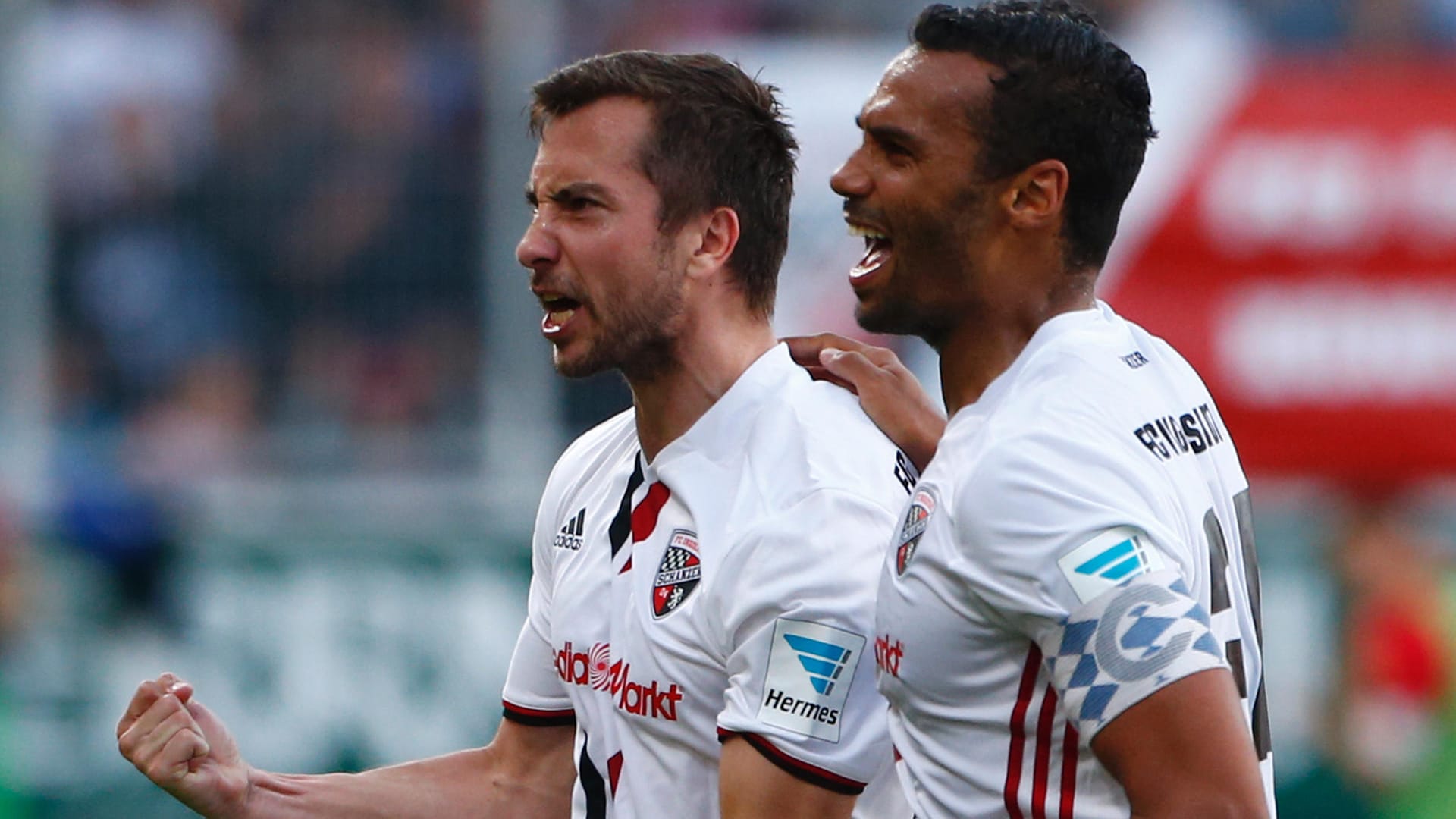 Torschütze Markus Suttner und Ingolstadt-Kapitän Marvin Matip feiern den Treffer zum 3:2.