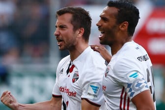 Torschütze Markus Suttner und Ingolstadt-Kapitän Marvin Matip feiern den Treffer zum 3:2.