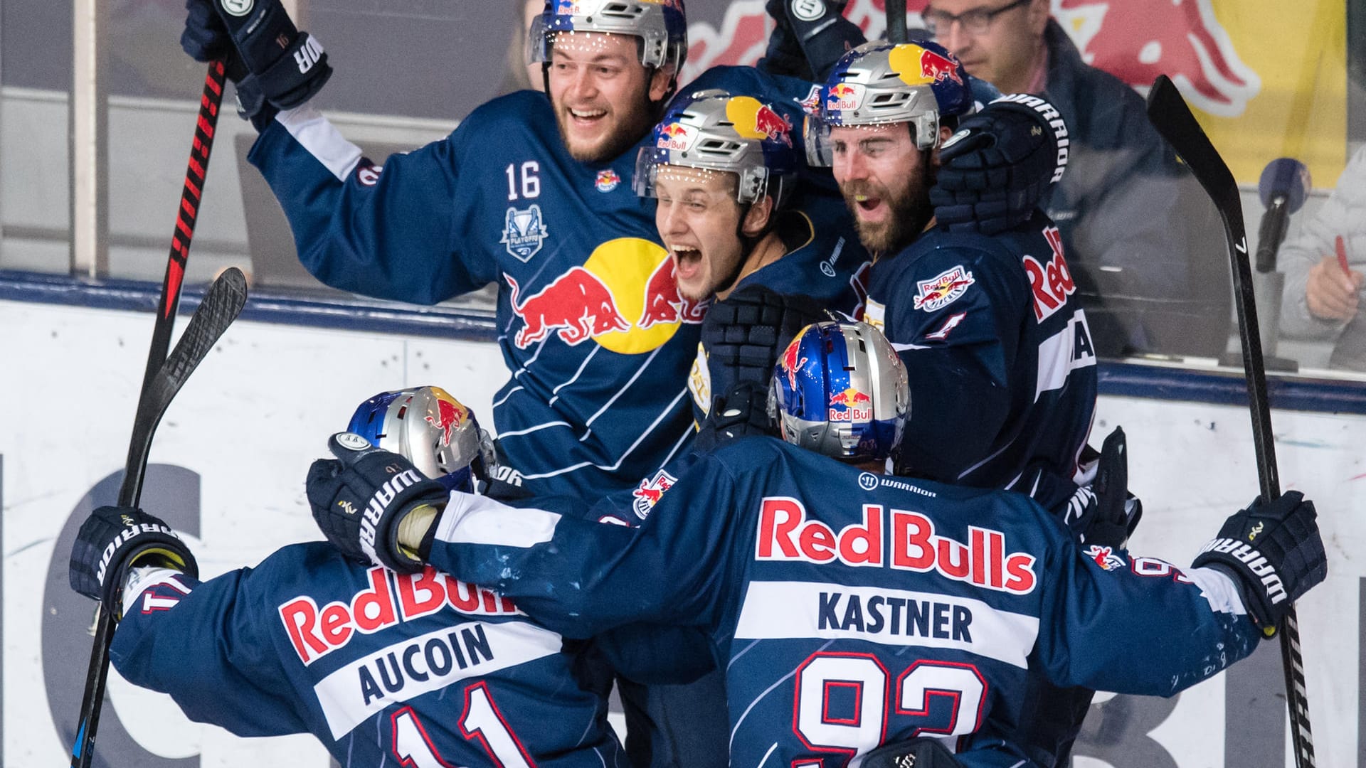 Münchens Konrad Abeltshauser, Dominik Kahun und Yann Sauvé (v.l.) jubeln über Kahuns Siegtreffer zum 3:2-Endstand.