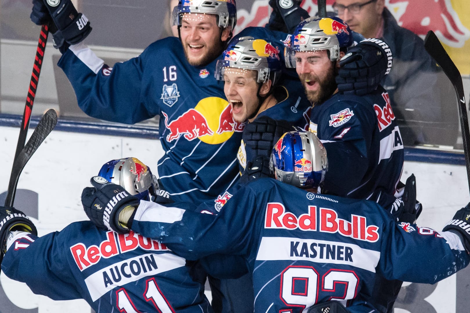 Münchens Konrad Abeltshauser, Dominik Kahun und Yann Sauvé (v.l.) jubeln über Kahuns Siegtreffer zum 3:2-Endstand.