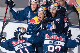 Münchens Konrad Abeltshauser, Dominik Kahun und Yann Sauvé (v.l.) jubeln über Kahuns Siegtreffer zum 3:2-Endstand.