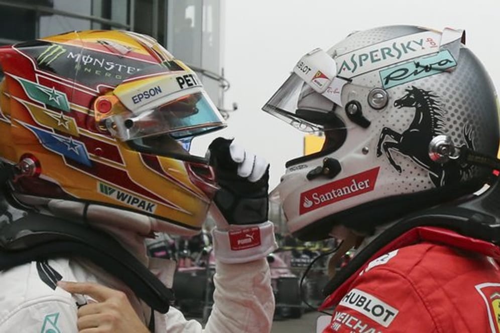 Liegen in der WM-Wertung gleichauf: Lewis Hamilton (l) und Sebastian Vettel.