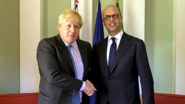 Der britische Außenminister Boris Johnson (l) und der italienische Außenminister Angelino Alfano begrüßen sich in Lucca. Der britische Außenminister Boris Johnson (l) und der italienische Außenminister Angelino Alfano begrüßen sich in Lucca.