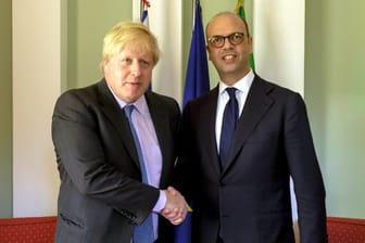Der britische Außenminister Boris Johnson (l) und der italienische Außenminister Angelino Alfano begrüßen sich in Lucca.