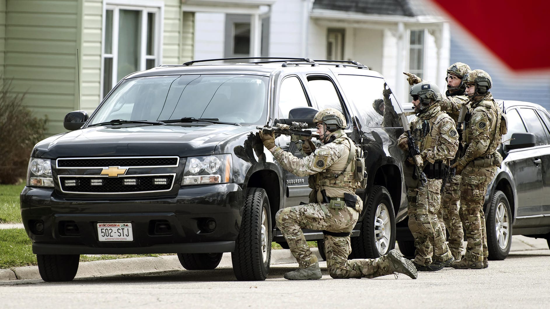 Amerikanische Polizisten bei einem Einsatz, der Joseph Jakubowski gilt - bisher war die Suche erfolglos. Amerikanische Polizisten bei einem Einsatz, der Joseph Jakubowski gilt - bisher war die Suche erfolglos.