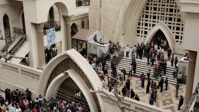 Menschen versammeln vor der Kirche St.