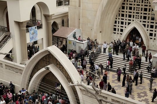 Menschen versammeln vor der Kirche St.