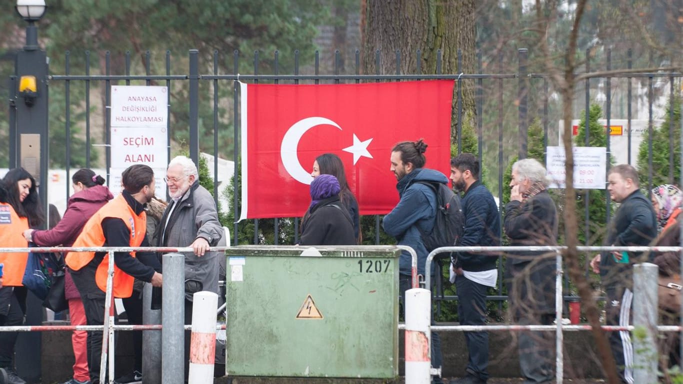 Grosser Menschenandrang vor dem Türkischen Generalkonsulat in Berlin.