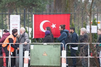 Grosser Menschenandrang vor dem Türkischen Generalkonsulat in Berlin.