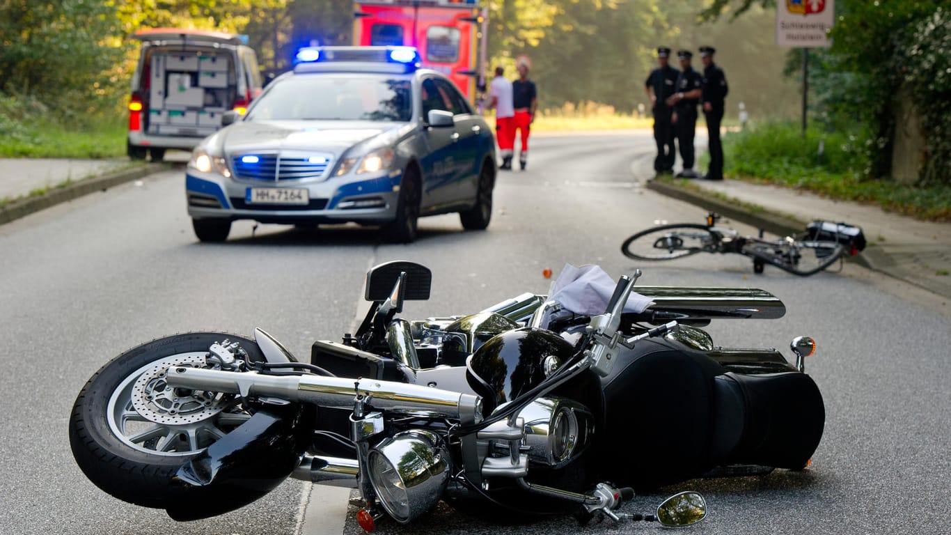 Bei Verkehrsunfall in Hamburg stirbt Motorradfahrer