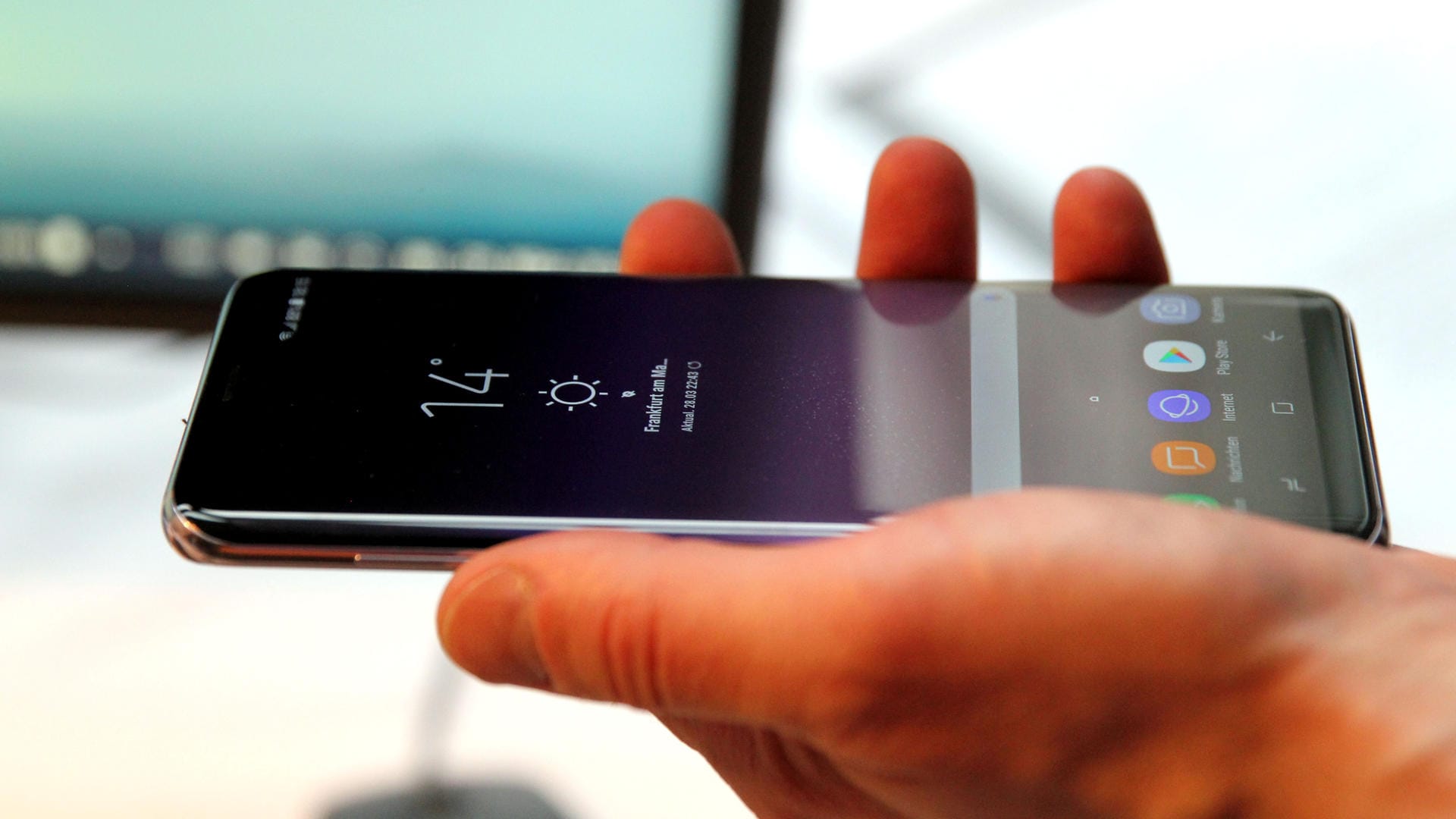 Das Samsung Galaxy S8 in einer Hand Das Samsung Galaxy S8 in einer Hand