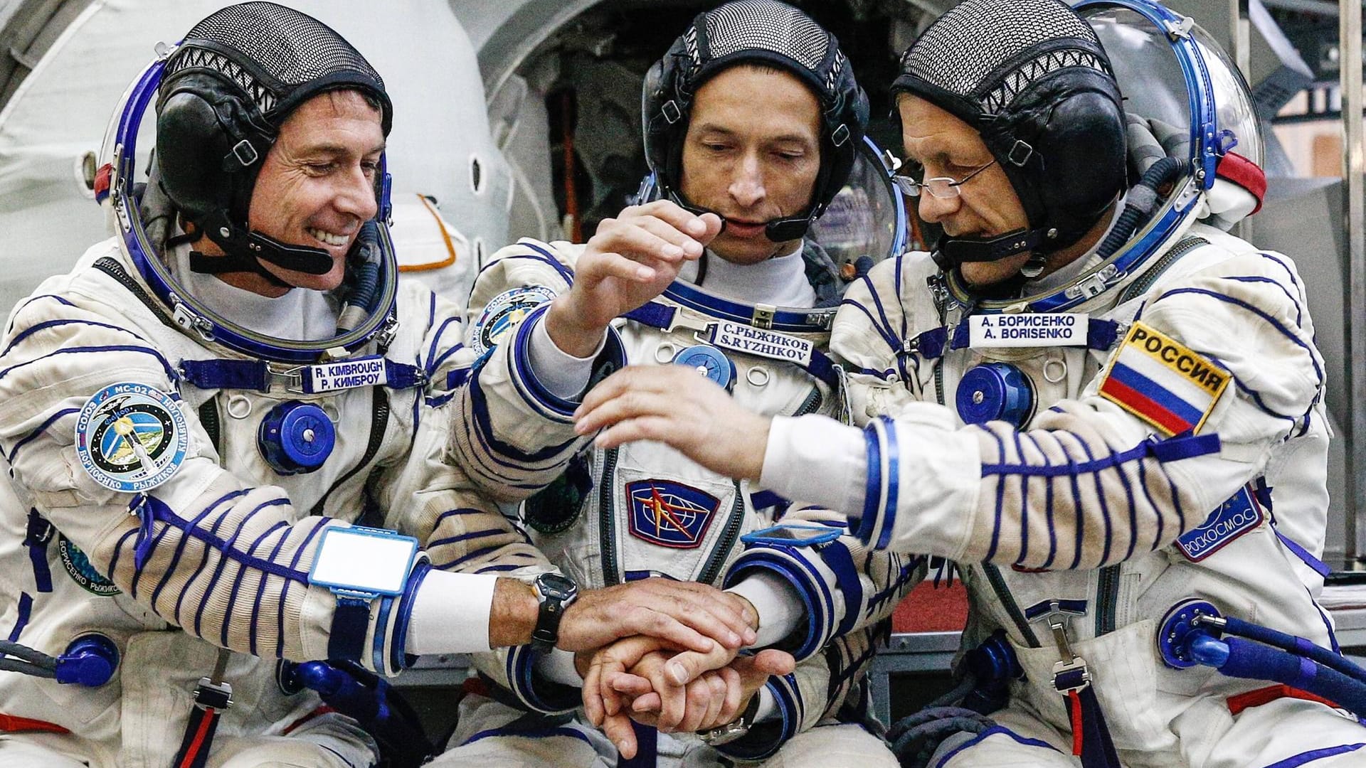Astronaut Shane Kimbrough (NASA) und die beiden Kosmonauten Sergey Ryzhikov und Andrey Borisenko (Roscosmos) Astronaut Shane Kimbrough (NASA) und die beiden Kosmonauten Sergey Ryzhikov und Andrey Borisenko (Roscosmos)